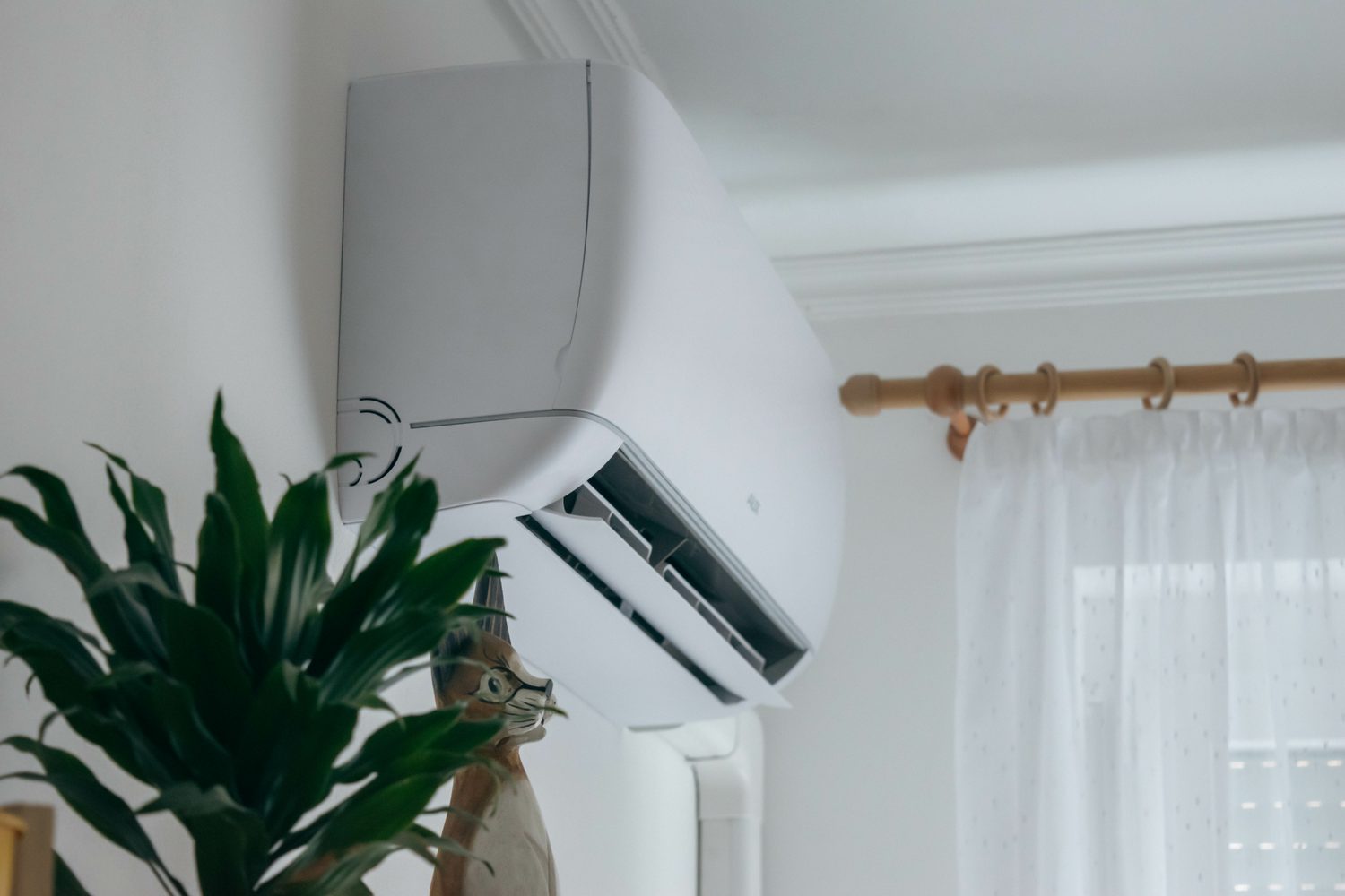 Neatly installed indoor air conditioning head in a living room